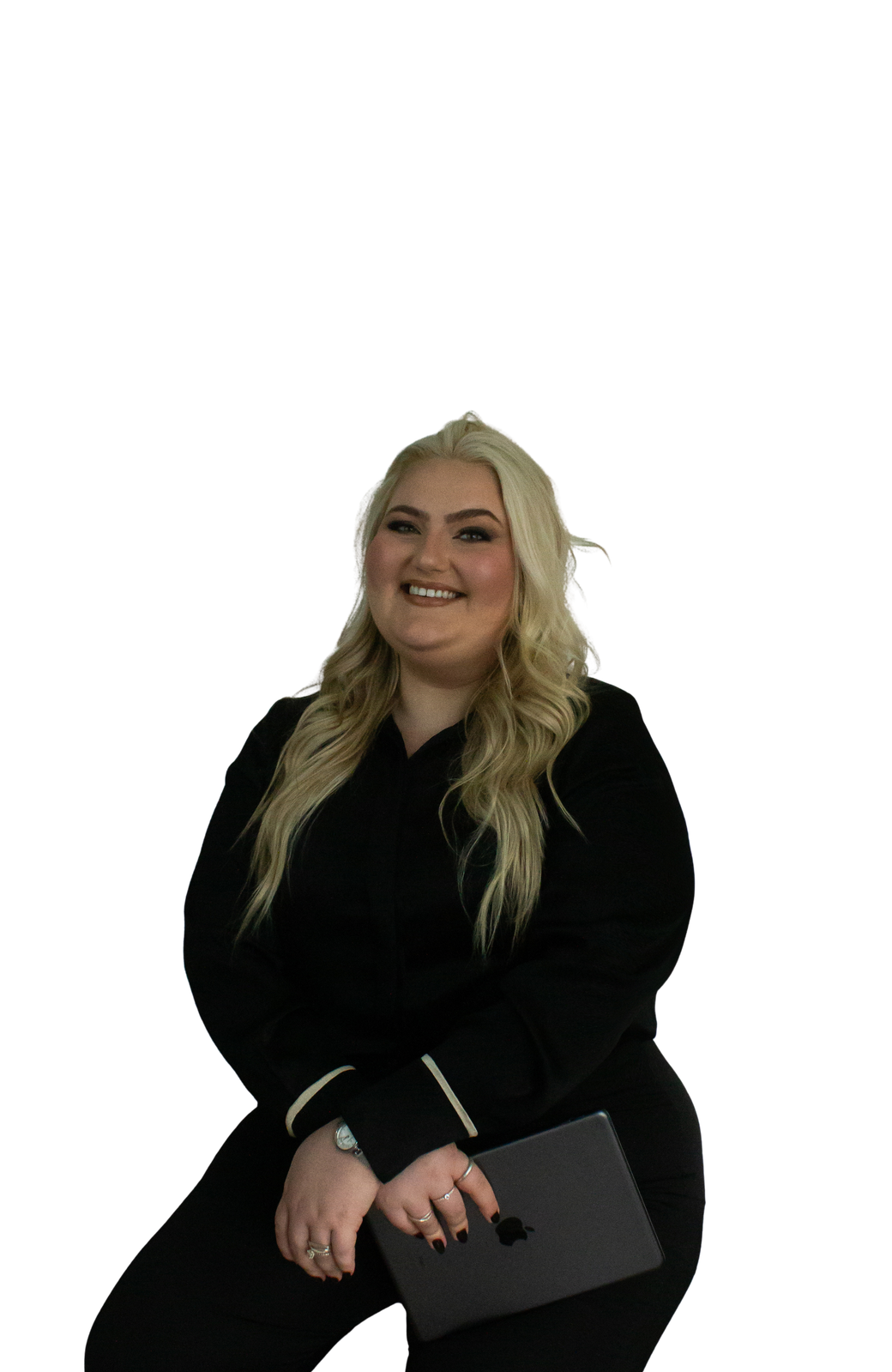 Retrato de Bruna Secco sorrindo, segurando um tablet
